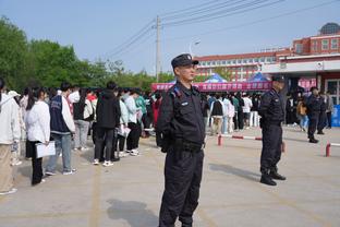 贝蒂斯主场下起“娃娃雨”，将送给贫困儿童当圣诞礼物